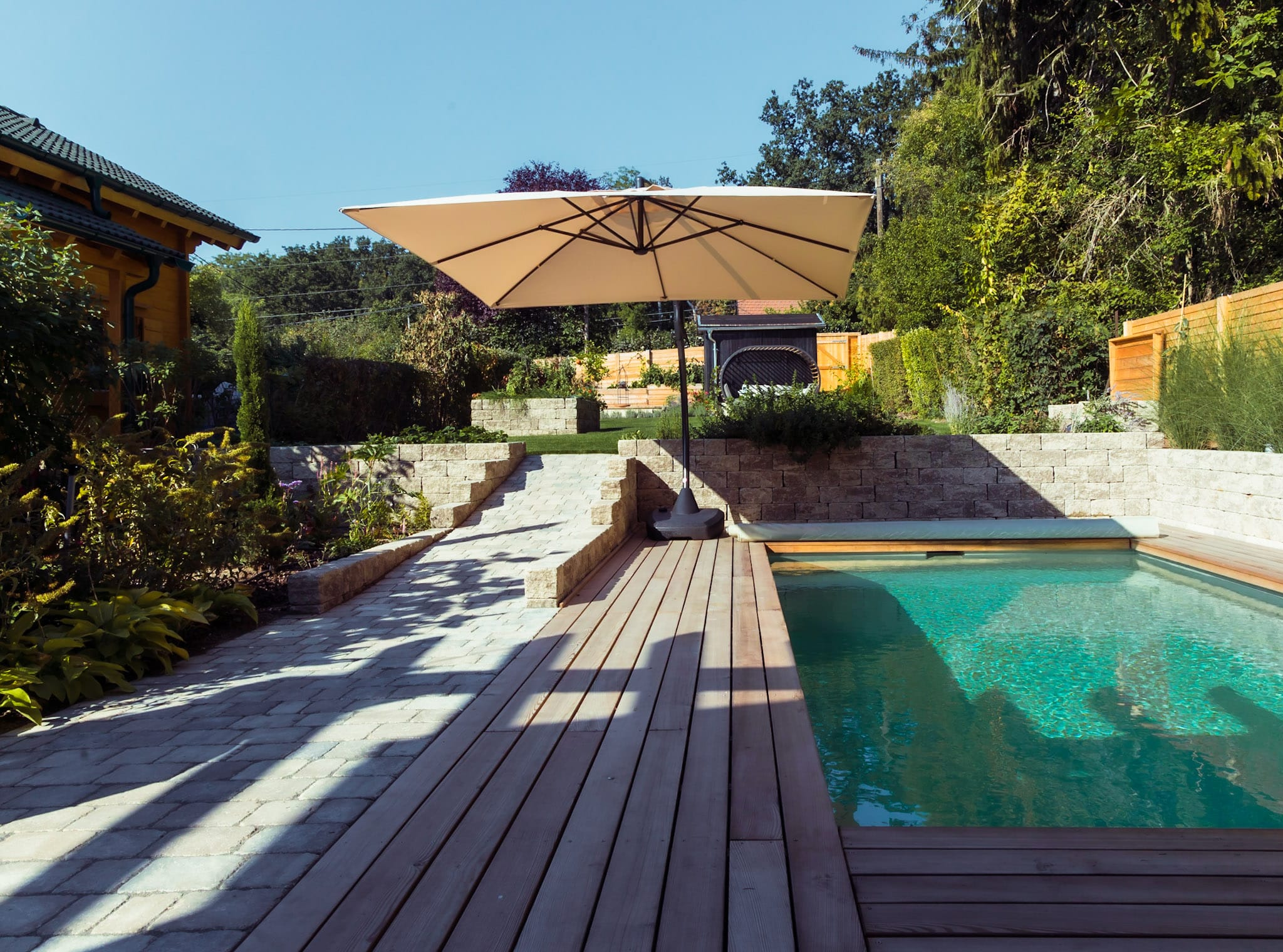 Moderne Gartengestaltung in Wien mit professioneller Planung, hochwertigen Pflanzen und stilvollen Außenanlagen