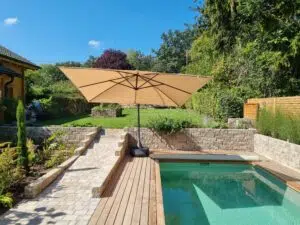 Naturschwimmbad mit Holzdeck