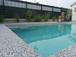 moderner Pool mit Terrasse