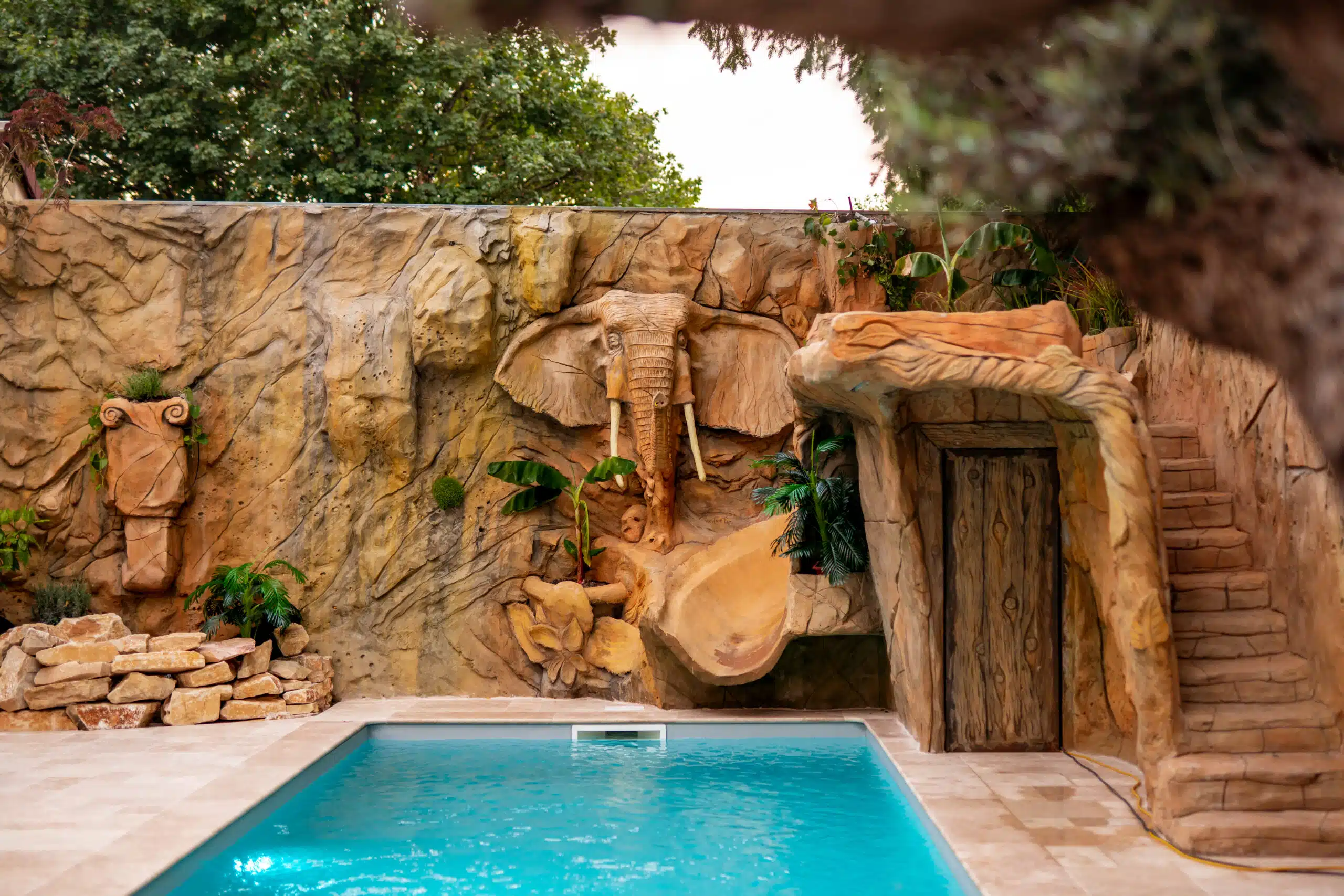 Gartengestaltung in Wien mit harmonischer Bepflanzung, stein und nachhaltigem Gartenbau