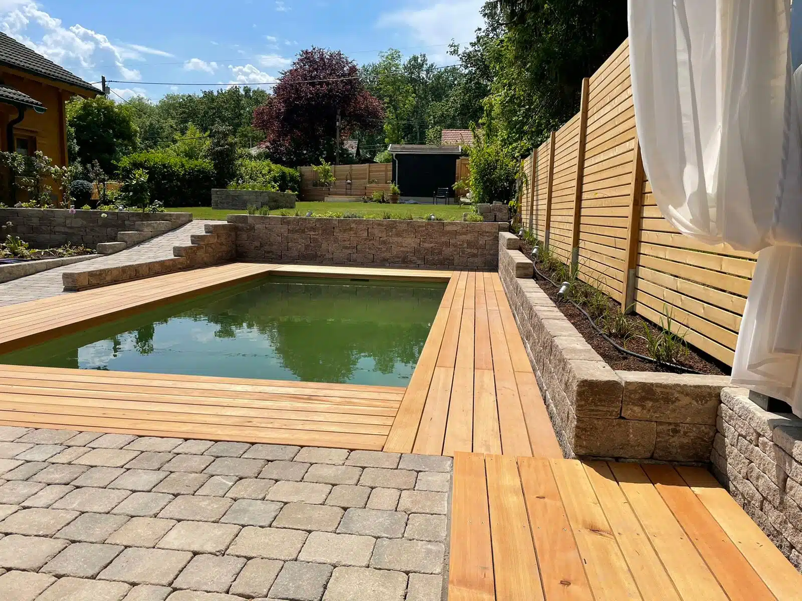 Moderne Gartengestaltung in Wien mit professioneller Planung, hochwertigen Pflanzen und stilvollen Außenanlagen