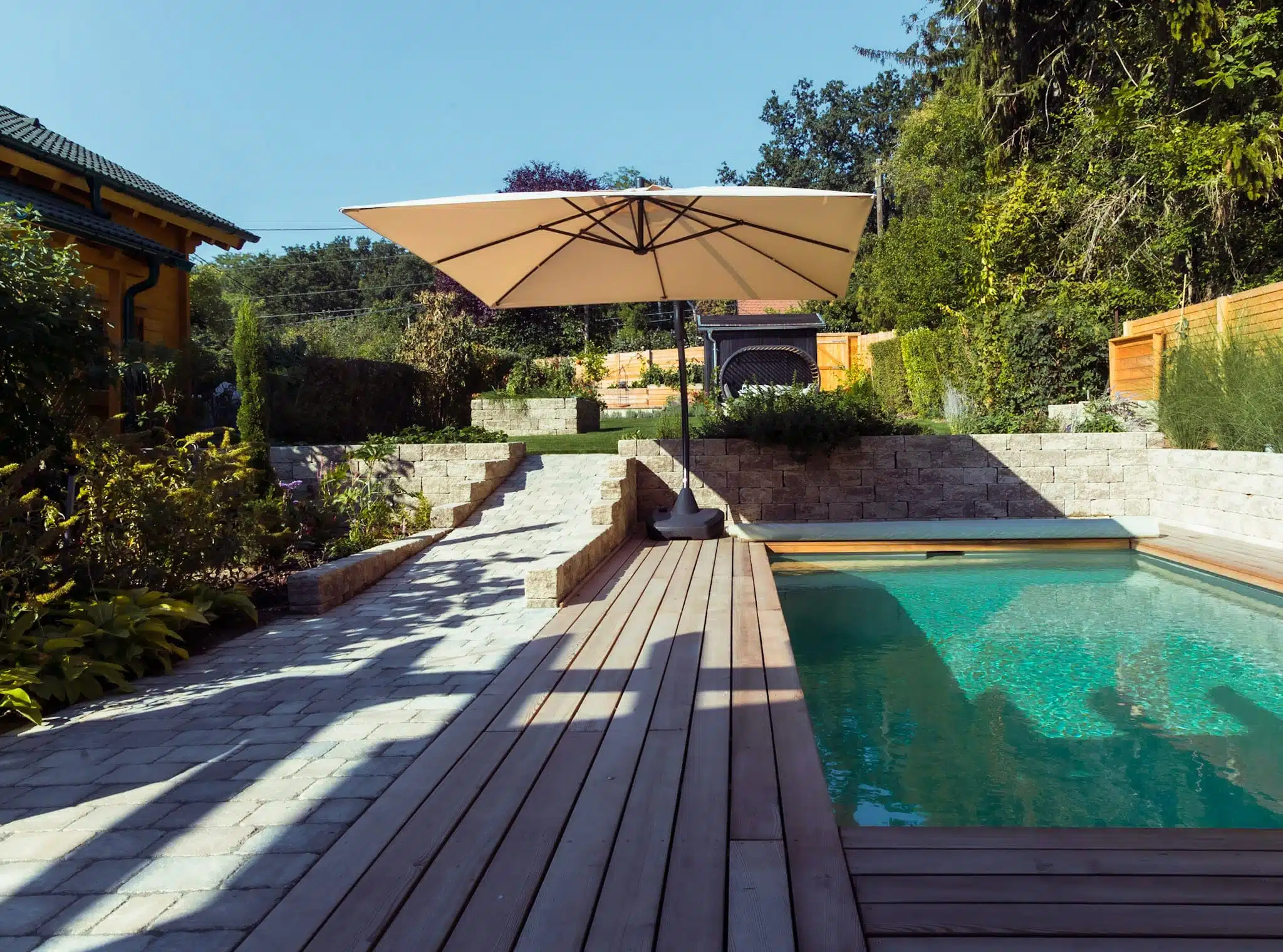 Moderne Gartengestaltung in Wien mit professioneller Planung, hochwertigen Pflanzen und stilvollen Außenanlagen