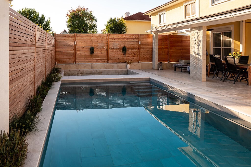 Moderne Gartengestaltung mit Pool