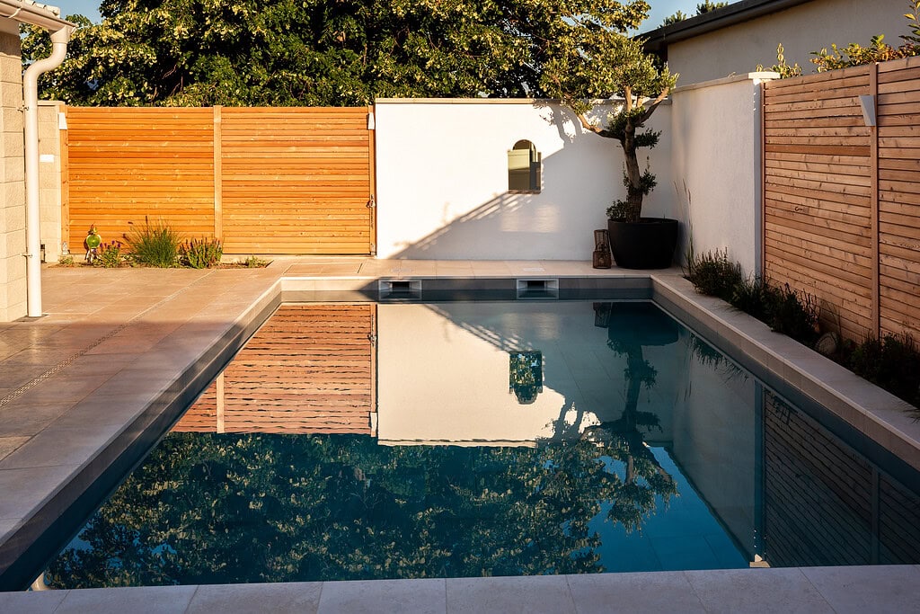 Moderne Gartengestaltung mit Pool