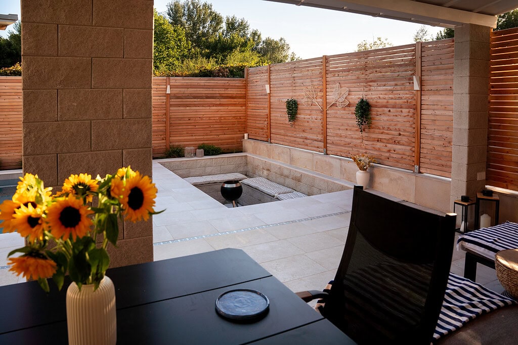 Moderne Gartengestaltung mit Pool