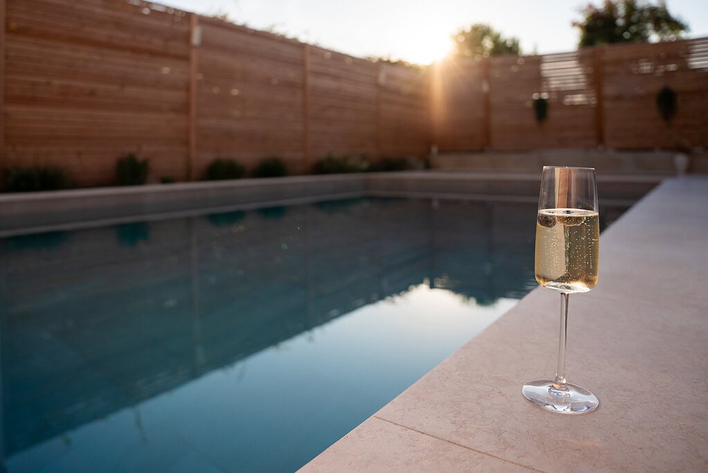 Moderne Gartengestaltung mit Pool