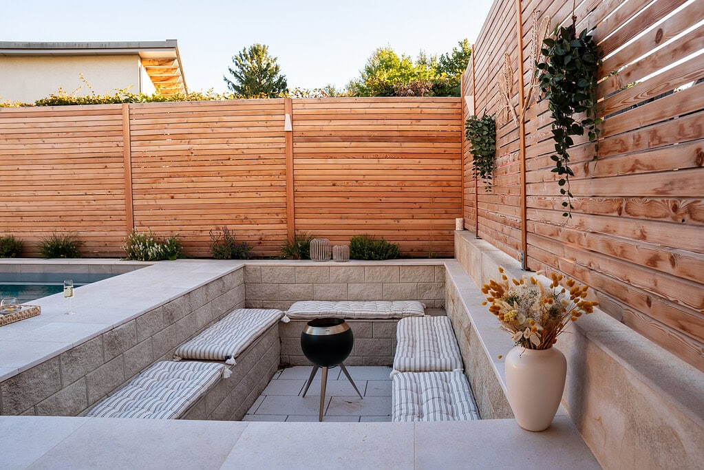 Moderne Gartengestaltung mit Pool