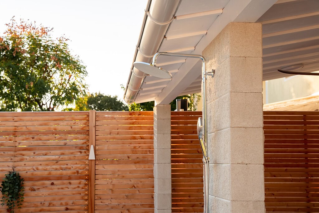 Moderne Gartengestaltung mit Pool