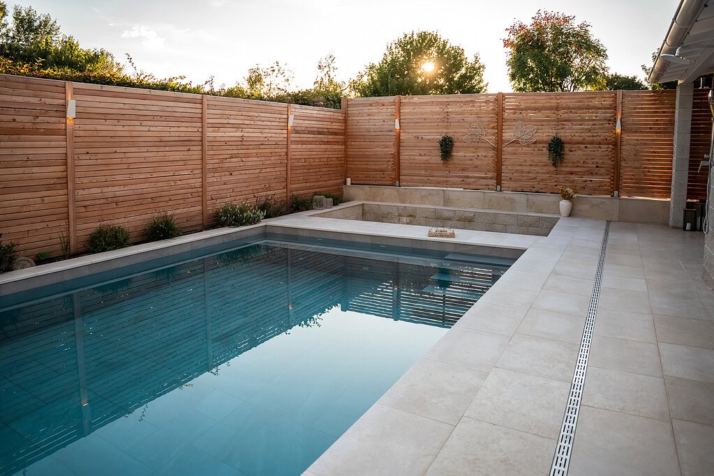 Moderne Gartengestaltung mit Pool
